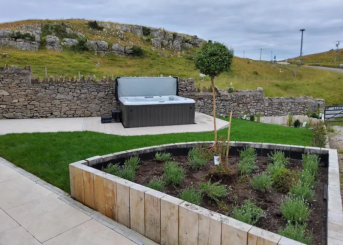 Orme Villa, Hot Tub, Llandudno, Stunning Views , Sleeps 12