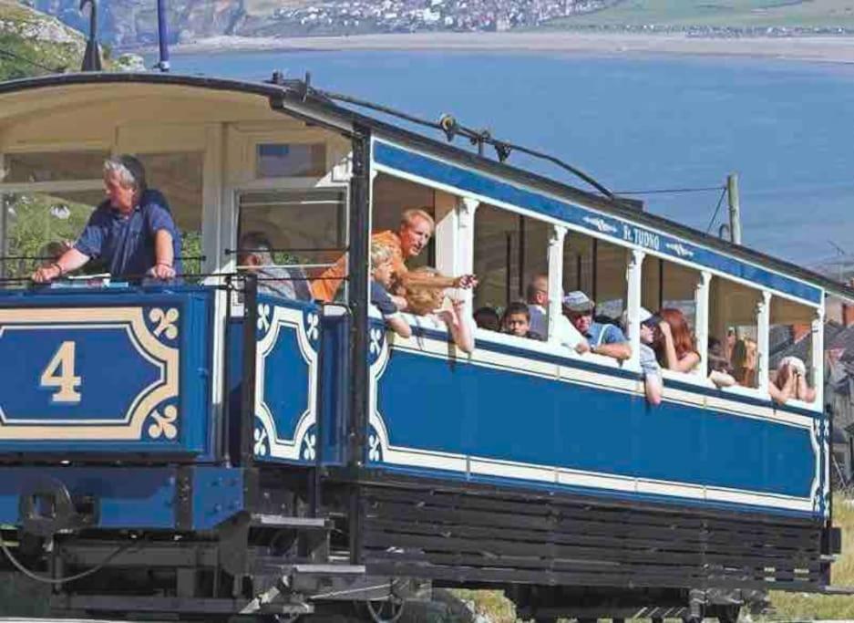 Orme Villa, Hot Tub, Llandudno, Stunning Views , Sleeps 12 * Llandudno