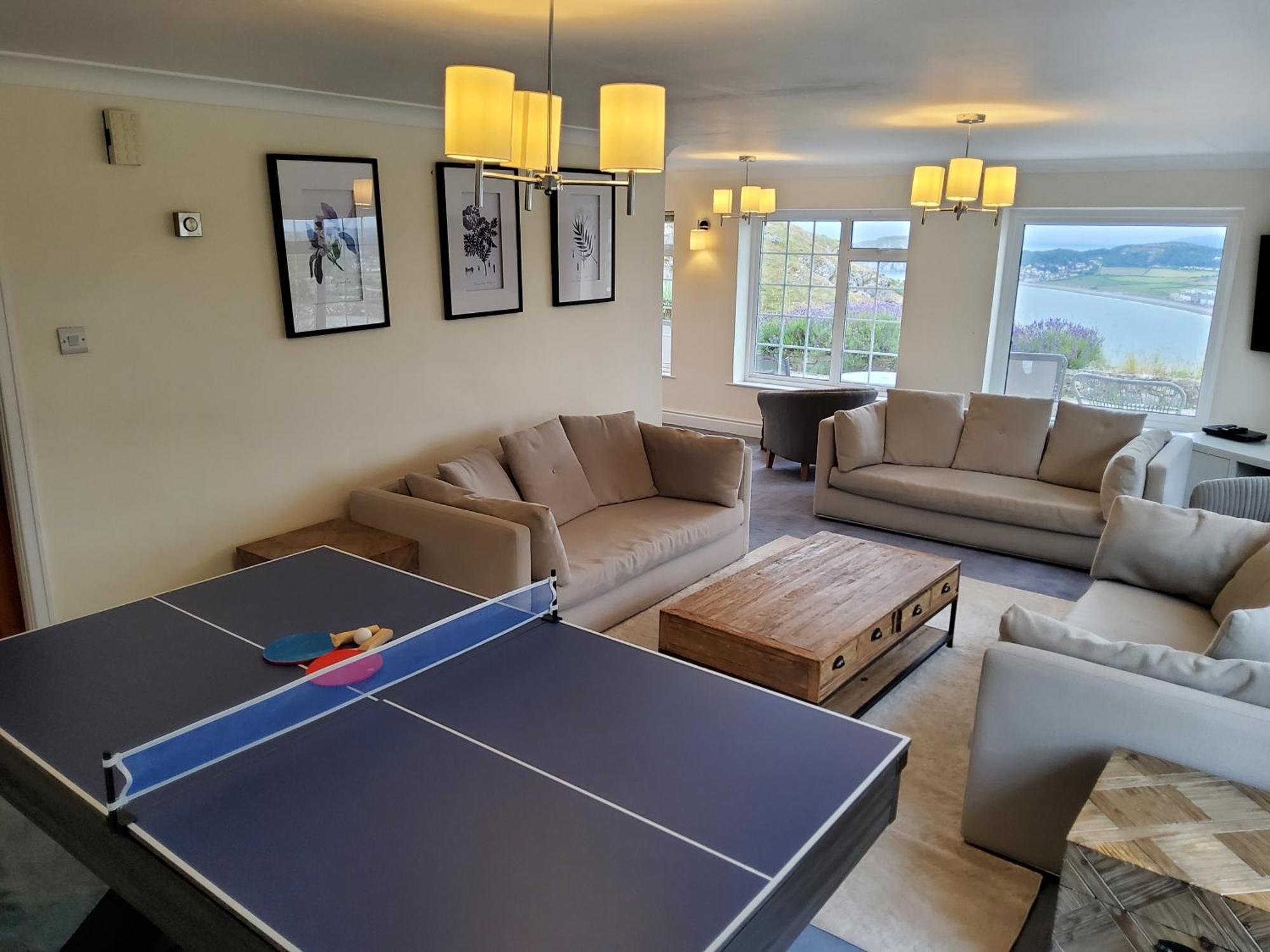 Orme Villa, Hot Tub, Llandudno, Stunning Views , Sleeps 12 Holiday home