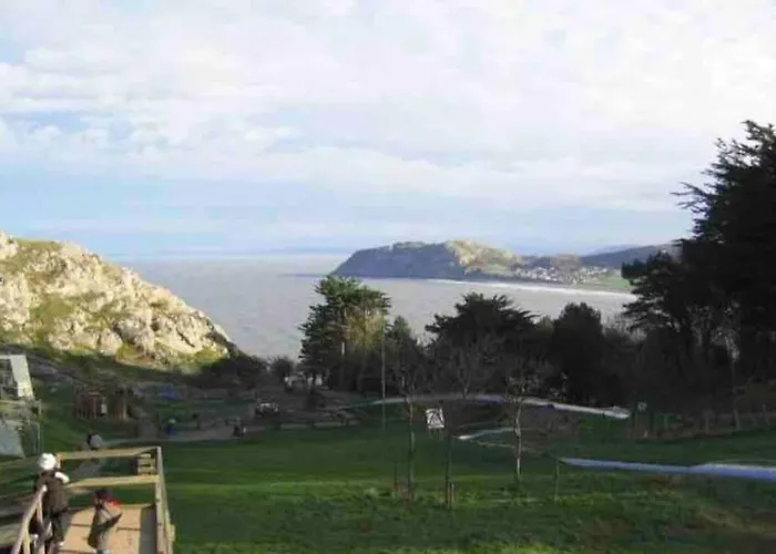 Orme Villa, Hot Tub, Llandudno, Stunning Views , Sleeps 12