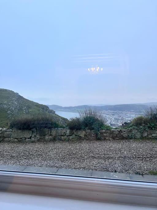 Orme Villa, Hot Tub, Llandudno, Stunning Views , Sleeps 12 Llandudno