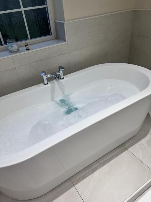 Orme Villa, Hot Tub, Llandudno, Stunning Views , Sleeps 12 Сasa de vacaciones *